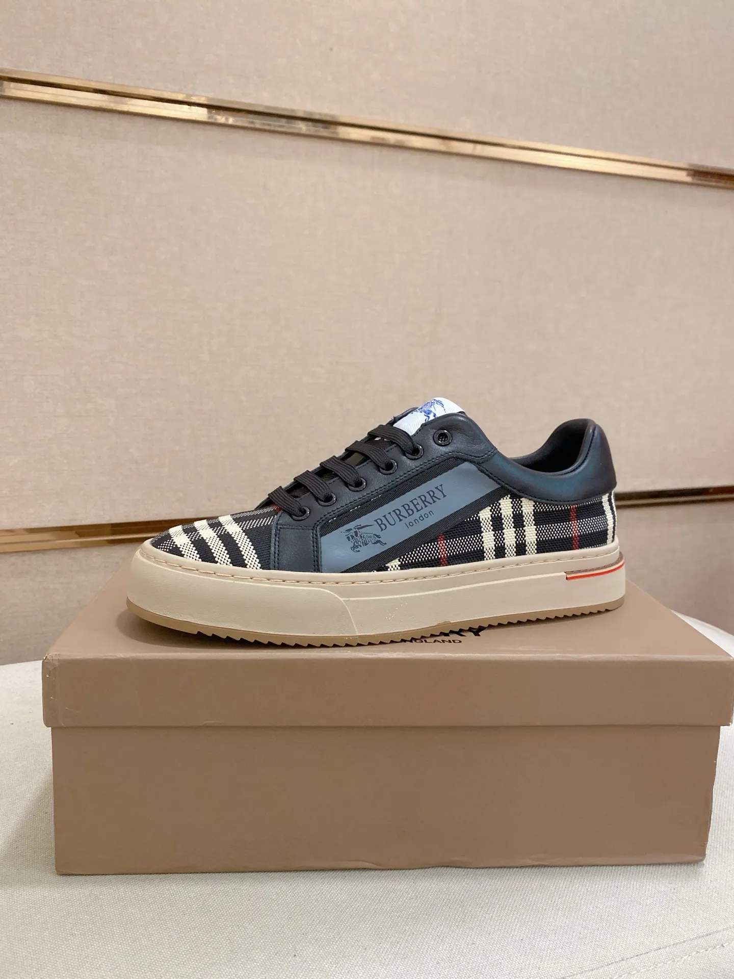 Men's shoes💰: 400💰🇮🇹🇮🇹The counters are synchronized with BURBERRY's top purchasing agents🔍🔍Synchronized sales. Positive code number: 38-44. Italian imported cowhide with official website fabric. Fully imported sheepskin lining, sole: original sole provided by the original factory, exclusive movable molded sole, super comfortable, original factory follow-up goods, 🔍🔍high quality, you can enter and leave the counter at will, welcome to compare (can be customized 45)